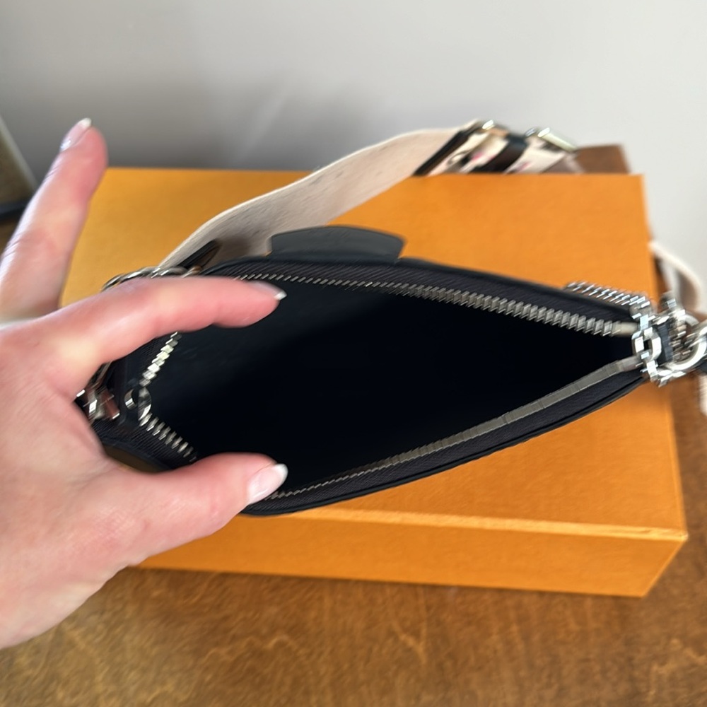 LOUIS VUITTON Black Epi Leather Pouch with adjustable strap and shoulder chain - Picture 5 of 9